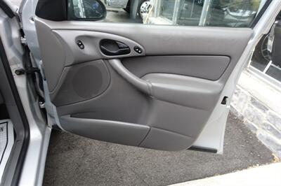 2001 Ford Focus SE   - Photo 15 - Newark, NJ 07104