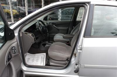 2001 Ford Focus SE   - Photo 9 - Newark, NJ 07104