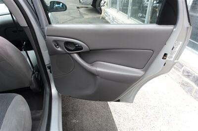 2001 Ford Focus SE   - Photo 17 - Newark, NJ 07104