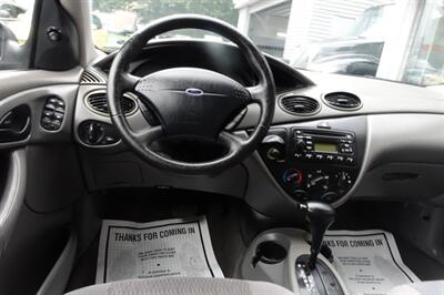 2001 Ford Focus SE   - Photo 13 - Newark, NJ 07104