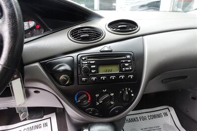 2001 Ford Focus SE   - Photo 18 - Newark, NJ 07104