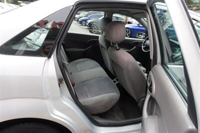 2001 Ford Focus SE   - Photo 16 - Newark, NJ 07104