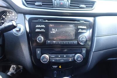 2017 Nissan Rogue SV   - Photo 18 - Newark, NJ 07104