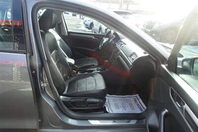 2018 Volkswagen Passat 2.0T R-Line   - Photo 14 - Newark, NJ 07104