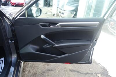 2018 Volkswagen Passat 2.0T R-Line   - Photo 15 - Newark, NJ 07104