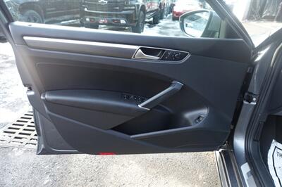 2018 Volkswagen Passat 2.0T R-Line   - Photo 10 - Newark, NJ 07104