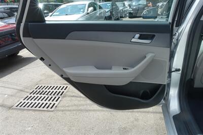 2017 Hyundai SONATA - Photo 12 - Newark, NJ 07104