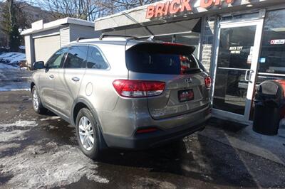 2017 Kia Sorento LX - Photo 6 - Newark, NJ 07104