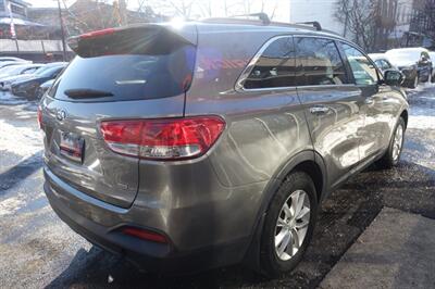 2017 Kia Sorento LX - Photo 8 - Newark, NJ 07104