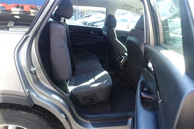 2017 Kia Sorento LX - Photo 16 - Newark, NJ 07104