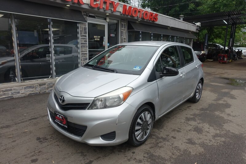 2014 Toyota Yaris SE 5-Door Liftback AT's photo