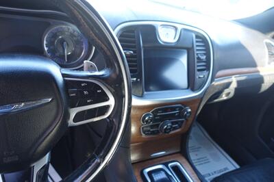 2017 Chrysler 300C Platinum   - Photo 25 - Newark, NJ 07104