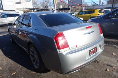 2017 Chrysler 300C Platinum   - Photo 6 - Newark, NJ 07104