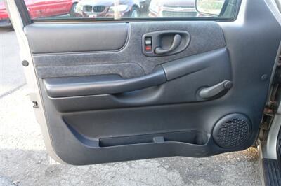 2001 Chevrolet S-10   - Photo 10 - Newark, NJ 07104