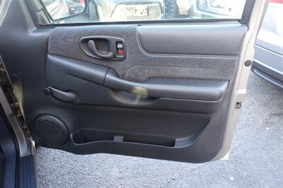 2001 Chevrolet S-10   - Photo 15 - Newark, NJ 07104