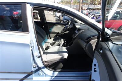 2013 Hyundai ACCENT GLS - Photo 14 - Newark, NJ 07104
