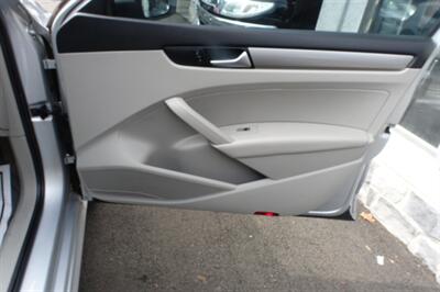 2015 Volkswagen Passat 1.8T S   - Photo 15 - Newark, NJ 07104