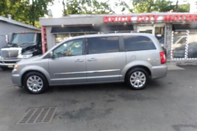 2015 Chrysler Town & Country Touring   - Photo 4 - Newark, NJ 07104
