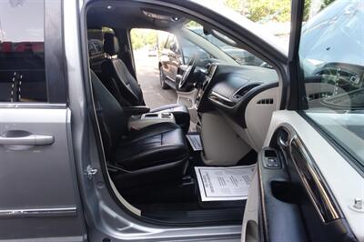 2015 Chrysler Town & Country Touring   - Photo 12 - Newark, NJ 07104