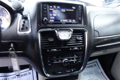 2015 Chrysler Town & Country Touring   - Photo 15 - Newark, NJ 07104