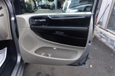 2015 Chrysler Town & Country Touring   - Photo 11 - Newark, NJ 07104
