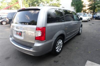 2015 Chrysler Town & Country Touring   - Photo 5 - Newark, NJ 07104