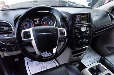 2015 Chrysler Town & Country Touring   - Photo 17 - Newark, NJ 07104