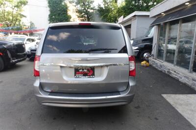 2015 Chrysler Town & Country Touring   - Photo 7 - Newark, NJ 07104