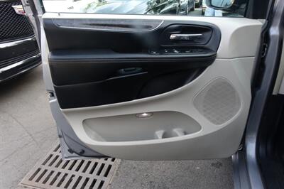 2015 Chrysler Town & Country Touring   - Photo 10 - Newark, NJ 07104