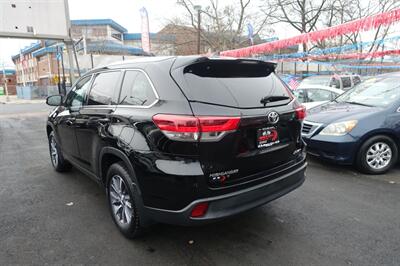 2017 Toyota Highlander XLE   - Photo 6 - Newark, NJ 07104