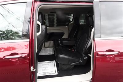2019 Chrysler Pacifica Touring L   - Photo 12 - Newark, NJ 07104