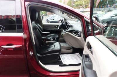 2019 Chrysler Pacifica Touring L   - Photo 14 - Newark, NJ 07104