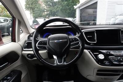 2019 Chrysler Pacifica Touring L   - Photo 11 - Newark, NJ 07104