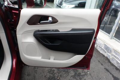 2019 Chrysler Pacifica Touring L   - Photo 15 - Newark, NJ 07104