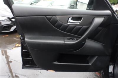 2017 INFINITI QX70   - Photo 10 - Newark, NJ 07104