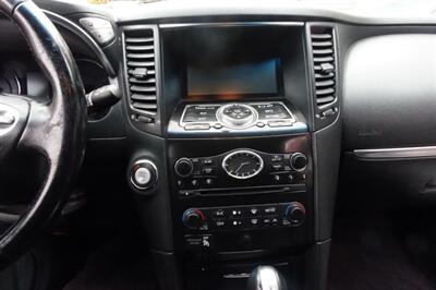 2017 INFINITI QX70   - Photo 18 - Newark, NJ 07104