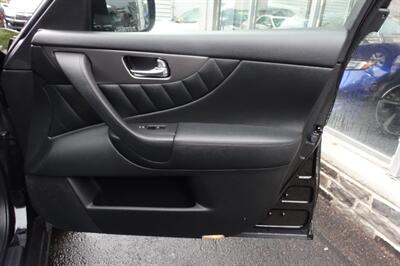 2017 INFINITI QX70   - Photo 15 - Newark, NJ 07104