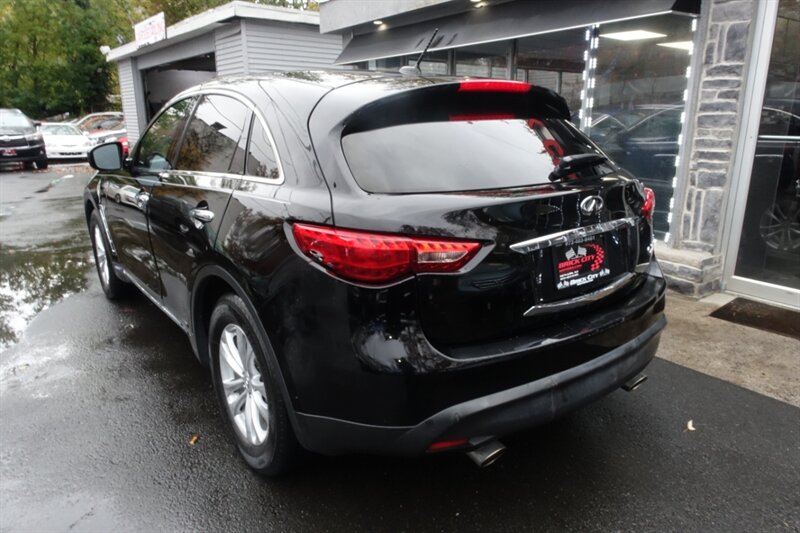 2017 Infiniti QX70 photo 4