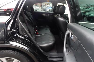 2017 INFINITI QX70   - Photo 16 - Newark, NJ 07104