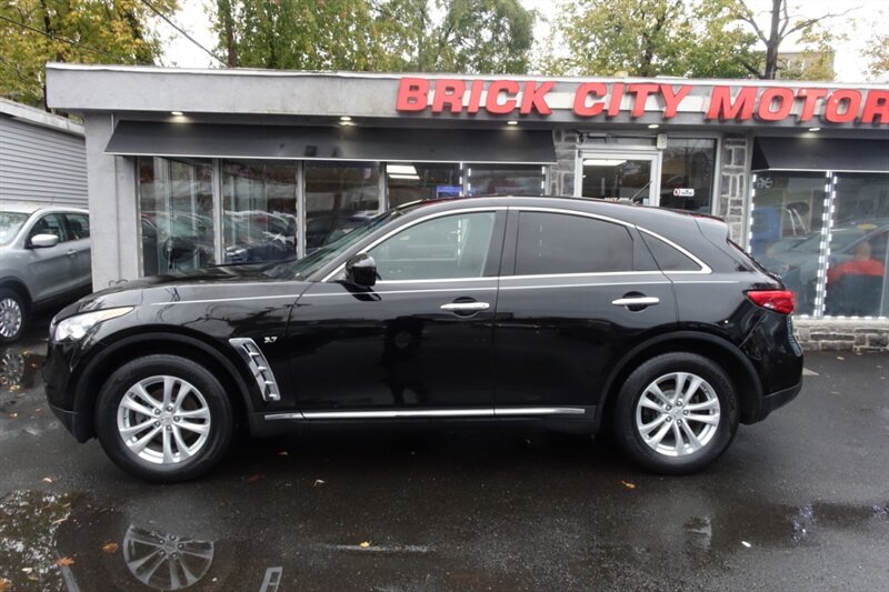 2017 Infiniti QX70 photo 2