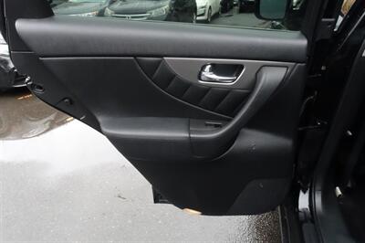 2017 INFINITI QX70   - Photo 12 - Newark, NJ 07104