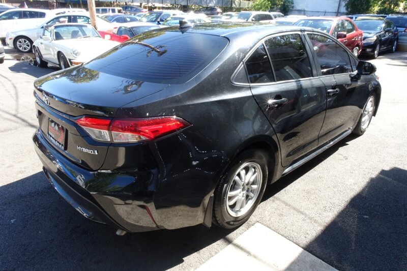 2022 Toyota Corolla Hybrid LE photo 7