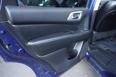 2020 Nissan Pathfinder SL Premium - Photo 17 - Newark, NJ 07104
