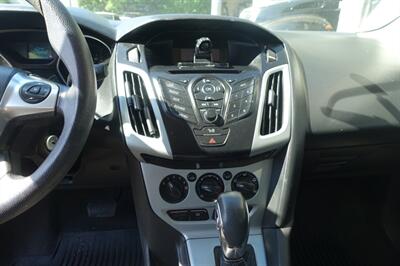 2012 Ford Focus SE   - Photo 18 - Newark, NJ 07104
