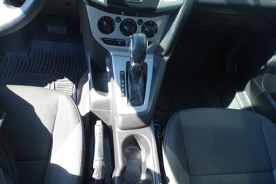 2012 Ford Focus SE   - Photo 19 - Newark, NJ 07104