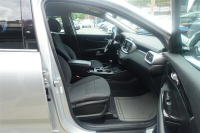 2017 Kia Sorento LX - Photo 14 - Newark, NJ 07104