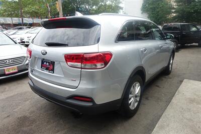 2017 Kia Sorento LX - Photo 8 - Newark, NJ 07104