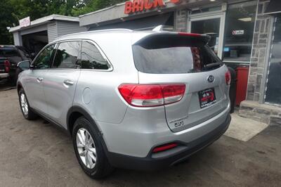 2017 Kia Sorento LX - Photo 6 - Newark, NJ 07104