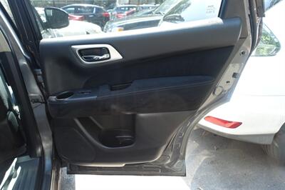 2015 Nissan Pathfinder SV - Photo 17 - Newark, NJ 07104
