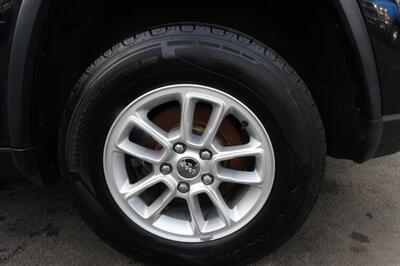 2020 Jeep Grand Cherokee Laredo   - Photo 24 - Newark, NJ 07104